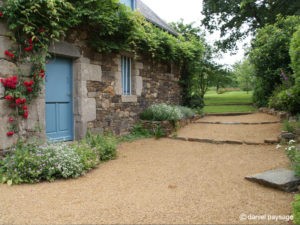 Accès-Grou-marches-pierres-rosier-glycine