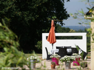 Mur-Platoflex-terrasse-bois-éoliennes-mobilier-poteries